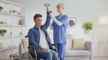 Travmatik rehabilitasyon sonrası. Profesyonel kadın fizyoterapist erkek hastaların fiziksel kaslarının rehabilitasyonuna yardım ediyor.