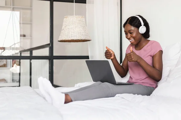 Fröhliche Afroamerikanerin beim Videoanruf am Laptop zu Hause — Stockfoto