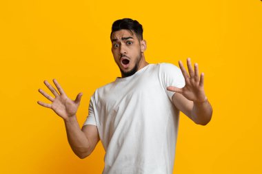 Ürkek Arap adam, her zamanki gibi dur hareketi yapıyor.