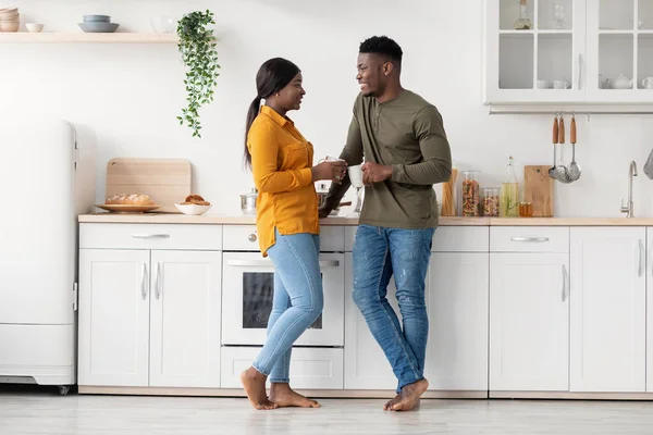 Jong zwart getrouwd paar besteedt tijd samen in keuken thuis — Stockfoto