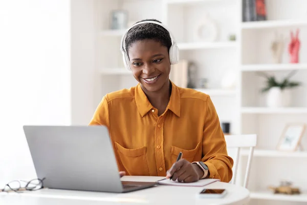 Χαρούμενη μαύρη μαθήτρια που έχει online μαθήματα στο σπίτι — Φωτογραφία Αρχείου