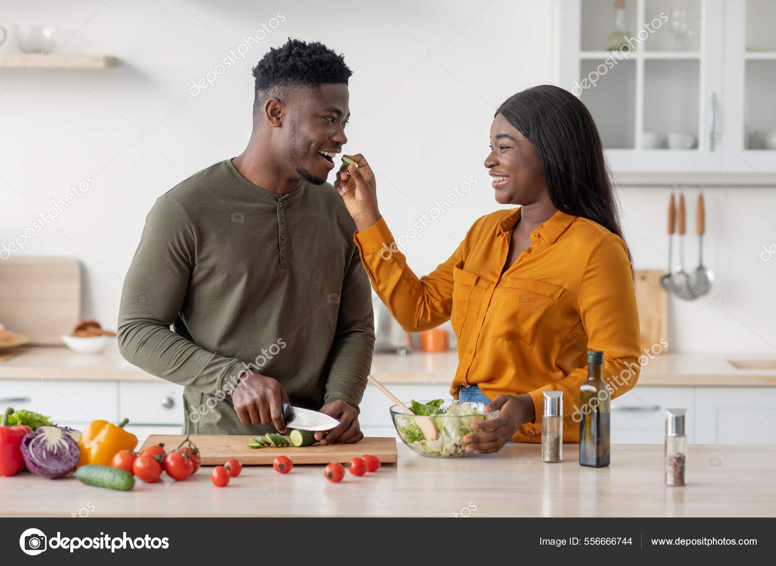 Estilo de vida de romántico negro hombre y mujer cocinar