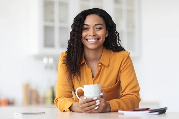 快乐美丽的黑人女子享受清晨咖啡的画像 — 图库照片