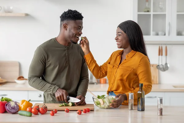 Estilo de vida de parejas. romántico negro hombre y mujer cocinar comida en cocina juntos — Foto de Stock