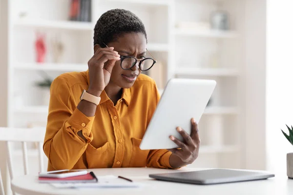 Zwarte zakenvrouw met digitale tablet, bril op, kopieerruimte — Stockfoto
