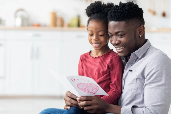 Närbild av afrikansk amerikansk pappa och barn firar fars dag — Stockfoto
