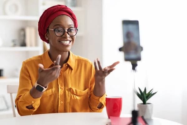 Alegre elegante preto senhora blogger streaming a partir de casa — Fotografia de Stock