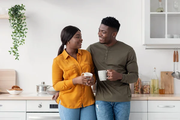 Romantique jeune couple afro-américain boire du thé dans la cuisine ensemble — Photo