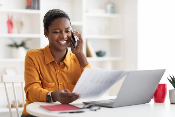 顧客と電話で会話をしている幸せな黒人女性ビジネスアナリスト — ストック写真