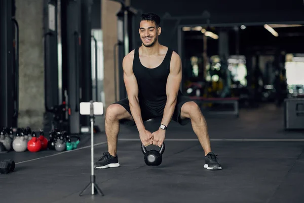 中东男子运动员在健身房为健身博客进行在线锻炼 — 图库照片