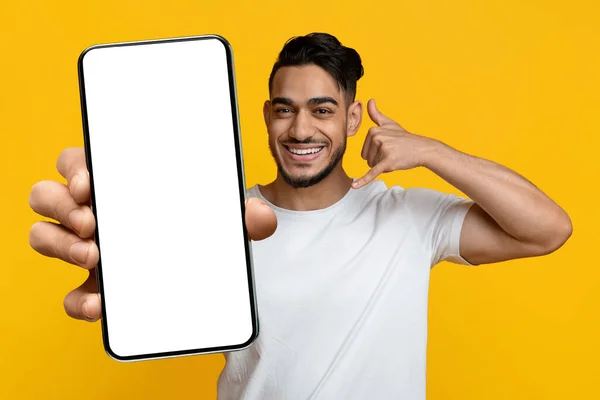 Cara árabe feliz mostrando telefone celular com tela em branco — Fotografia de Stock