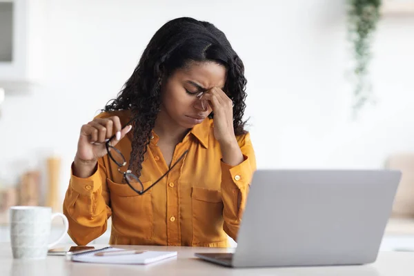 Cansada mujer afroamericana que experimenta agotamiento, concepto de trabajo remoto —  Fotos de Stock