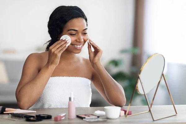 Cheerful pretty african american woman cleansing face — Stock Photo, Image