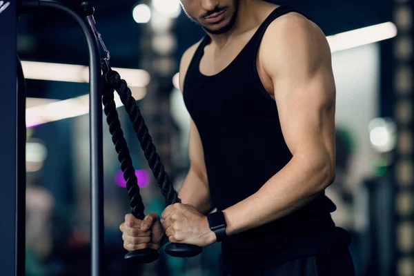 Conceito de halterofilismo. jovem muscular homem trabalhando fora bíceps no fitness máquina — Fotografia de Stock