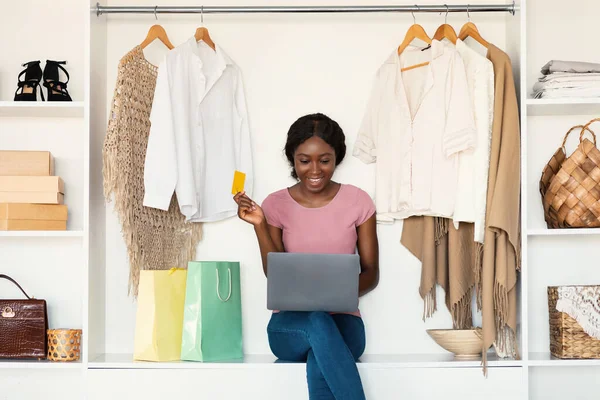 Vrolijke Afrikaanse Shopaholic Lady winkelen Online Via Laptop Thuis — Stockfoto