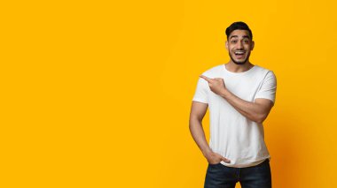 Duygusal Ortadoğulu adam fotokopi alanını işaret ediyor