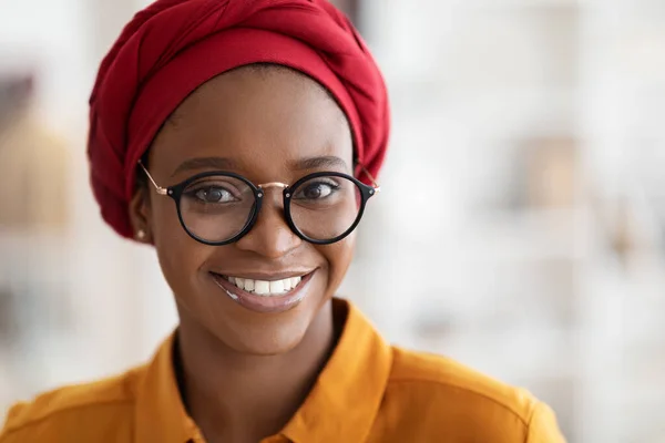 Retrato de cerca de una bonita joven negra con pañuelo rojo en la cabeza —  Fotos de Stock