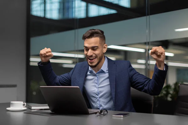 Empresario árabe emocional celebrando el éxito en la oficina — Foto de Stock