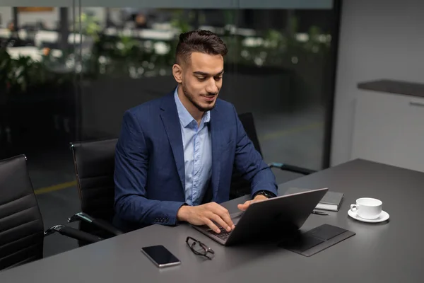 Handsome middle eastern entrepreneur working at modern office — Stock Photo, Image