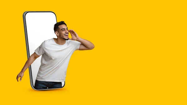 Arabische man staat in smartphone met leeg scherm, het maken van aankondiging — Stockfoto
