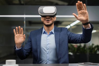 Ofiste sanal gerçeklik deneyimleyen bilişim yöneticisinin portresi