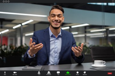 Orta Doğulu yakışıklı CEO video konferansı yapıyor.