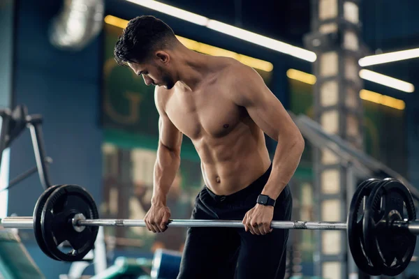 Shirless Muscular Arab Man Lifting Heavy Barbell Κατά την εκπαίδευση στο γυμναστήριο — Φωτογραφία Αρχείου