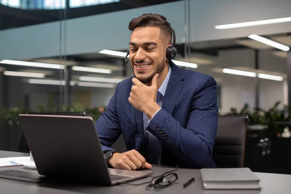 Usmívající se podnikatel z Blízkého východu, který má online obchodní konferenci — Stock fotografie