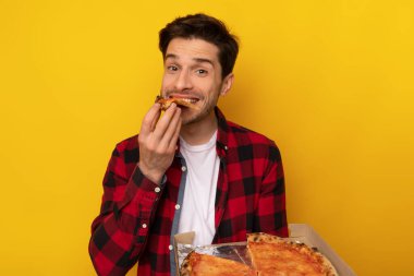 Turuncu Stüdyoda Pizza Isıran Mutlu Adam Kutusu Tutuyor