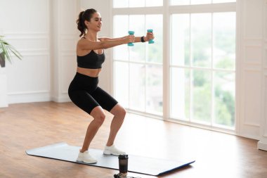 Evde dumbell ile egzersiz genç kadın