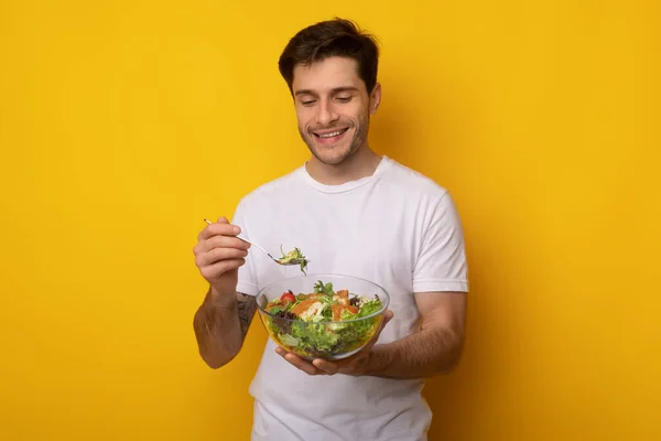 Retrato de cara sorridente segurando tigela com salada — Fotografia de Stock