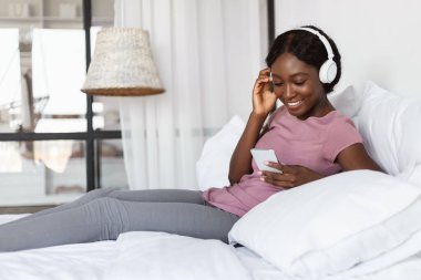 Siyah Kadın Akıllı Telefon Kullanıyor Evde Kulaklık Takan Müzik Dinliyor