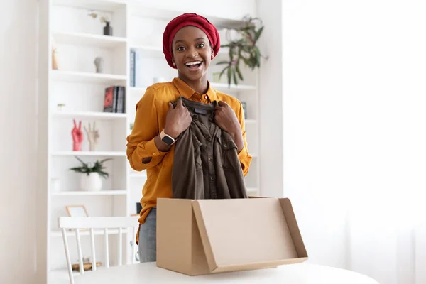 Encantada mulher americana africana tem pacote de loja online — Fotografia de Stock