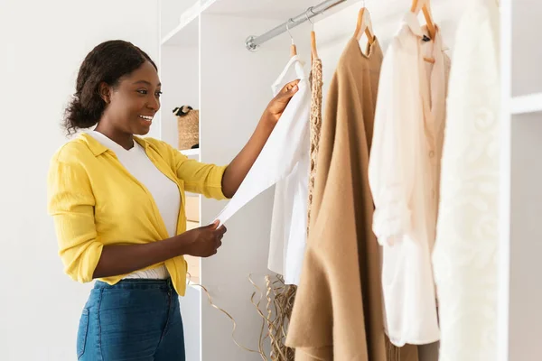 Afro-americano mulher escolher roupas no guarda-roupa em casa — Fotografia de Stock
