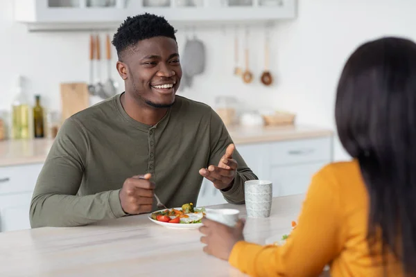 Retrato de cónyuges afroamericanos felices charlando durante el desayuno en la cocina — Foto de Stock