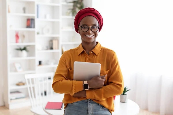 Positive african american woman posing at office, holding digital tablet — Stock Photo, Image