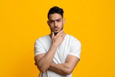 Orta doğulu şüpheli bir adam kameraya bakıyor.