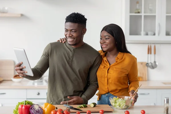 Retrato de joven pareja negra con tableta digital posando en el interior de la cocina — Foto de Stock
