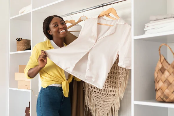 Mulher Africano feliz Fazendo Compras Posando com Vestuário Comprando Roupas Interior — Fotografia de Stock