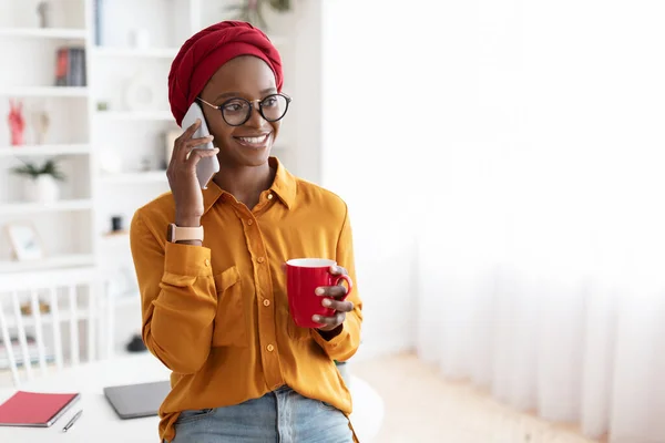 Feliz joven mujer negra hablando por teléfono, tomando un café —  Fotos de Stock