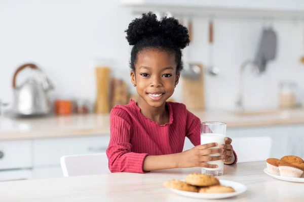 젖을 마시는 귀여운 아프리카계 미국 소녀 — 스톡 사진