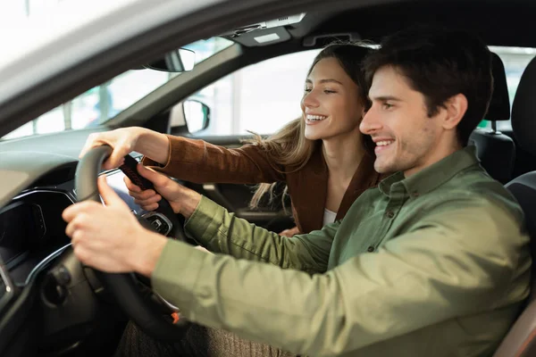 Boldog fiatal pár teszt vezetés új autó a modern autókereskedés — Stock Fotó