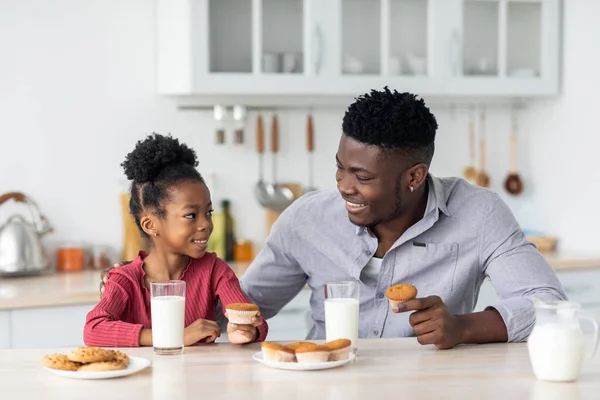 Šťastná africká americká rodina snídá společně doma — Stock fotografie