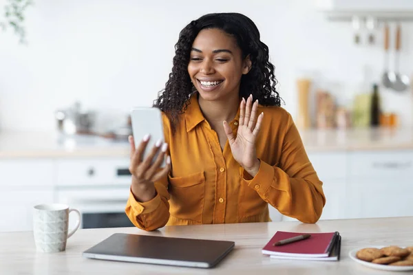 Mooie zwarte vrouw met video chat, met behulp van mobiele telefoon — Stockfoto