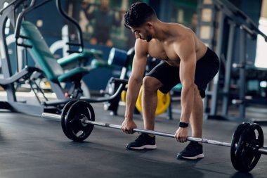 Modern Spor Salonunda Üstsüz Arap Adam Halterle Deadlift Egzersizi Yapıyor