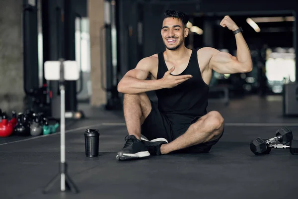 Exercícios online. Bonito árabe masculino halterofilista gravar vídeos para sua aptidão Blog — Fotografia de Stock