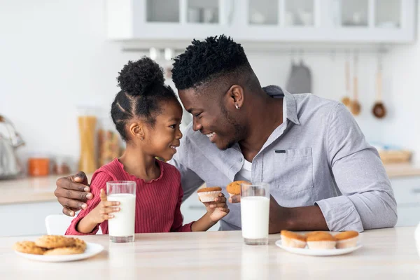Kochający czarny ojciec i słodka córeczka piją mleko — Zdjęcie stockowe