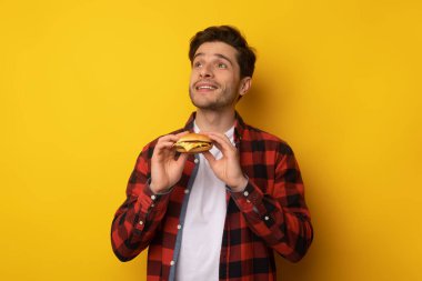 Stüdyoda Burger tutan Komik Genç Adam