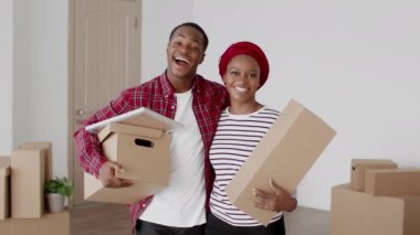 Mutlu Afro-Amerikan Eşleri Taşıma Kutuları Tutuyor Evde Sarılırken