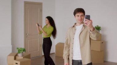 Çift video görüşmesi yapıyor ve yeni evlerinin fotoğraflarını çekiyor.